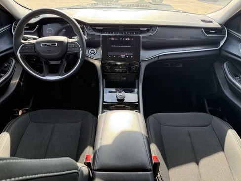 Used 2023 Jeep Grand Cherokee L Laredo image 13