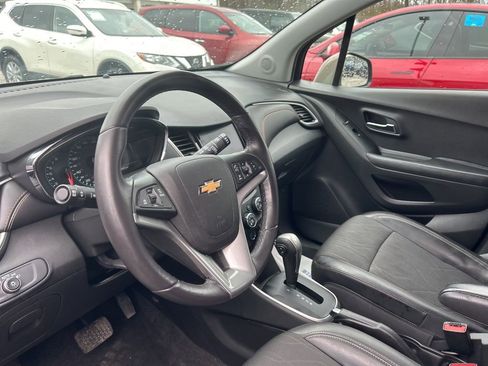 Used 2022 Chevrolet Trax LT w/ Sport Edition image 8