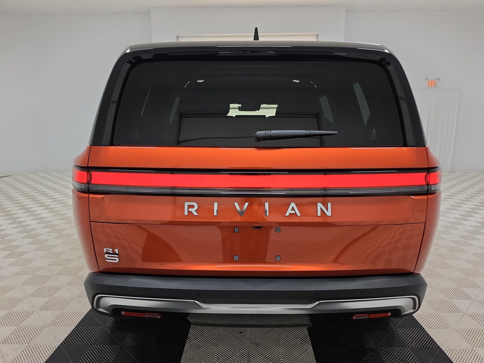 Used 2025 Rivian R1S Adventure Dual AWD/4WD image 4