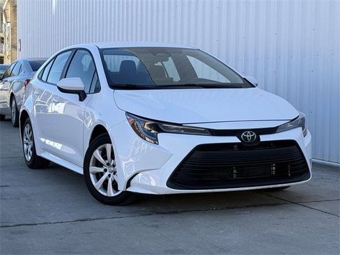 Used 2025 Toyota Corolla LE image 2