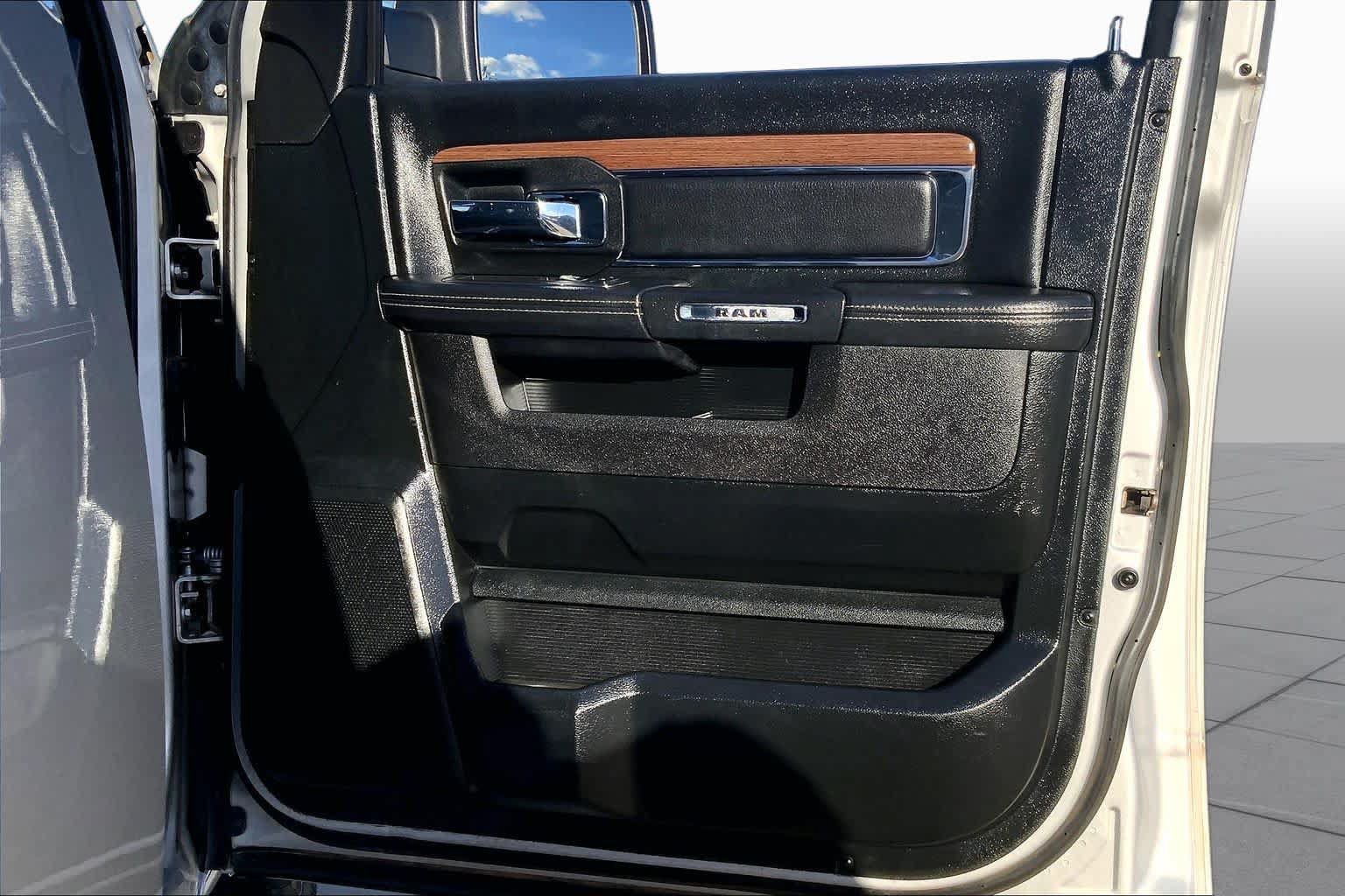 Used 2017 RAM 1500 Laramie w/ Convenience Group AWD/4WD image 21