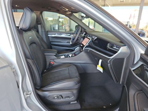 New 2025 Jeep Grand Cherokee Trailhawk w/ Luxury Tech Group III image 19