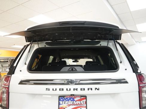 Used 2022 Chevrolet Suburban RST w/ Luxury Package AWD/4WD image 9