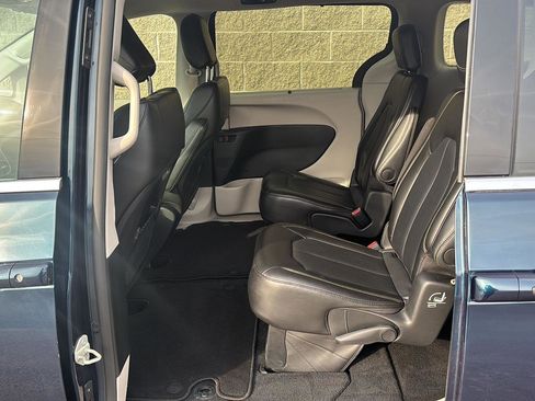 Used 2024 Chrysler Pacifica Touring-L image 28