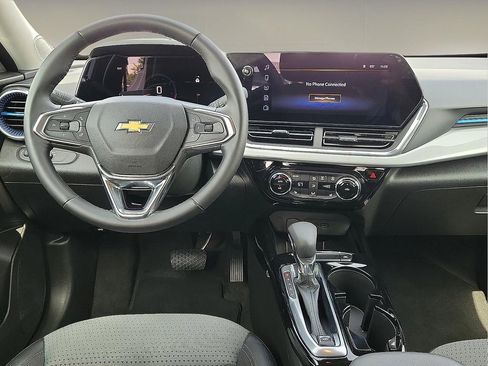 Used 2025 Chevrolet Trax LT w/ LT Convenience Package FWD image 9