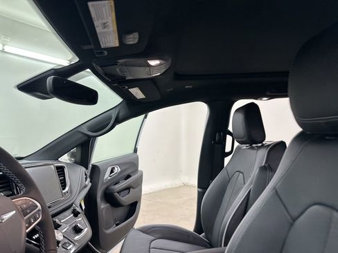 New 2026 Chrysler Pacifica Limited image 28