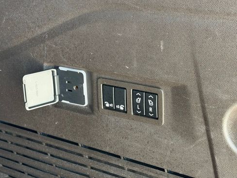 Used 2023 GMC Yukon SLT w/ SLT Luxury Package image 11