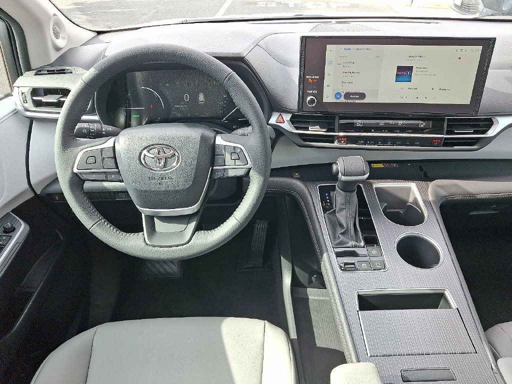 Used 2026 Toyota Sienna XLE FWD image 15