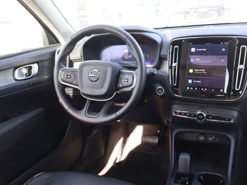 Used 2025 Volvo XC40 B5 Core image 12