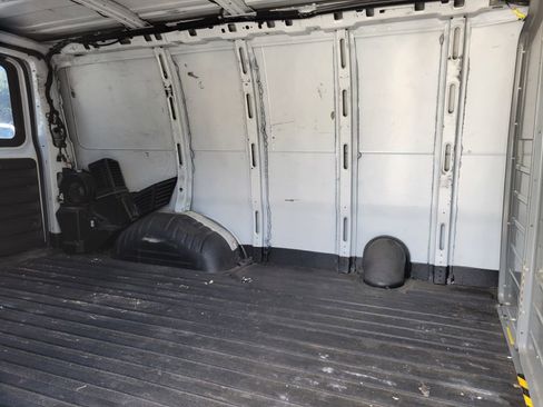 Used 2017 Chevrolet Express 2500 image 15