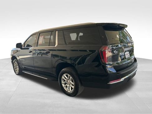 Used 2025 Chevrolet Suburban LS RWD image 4