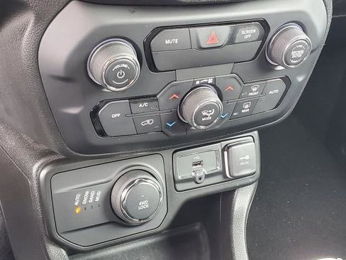 Used 2020 Jeep Renegade Altitude AWD/4WD image 17