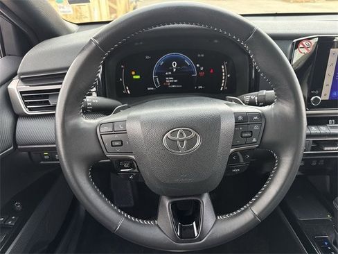 Used 2025 Toyota Camry SE image 13
