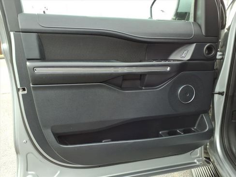Used 2020 Ford Expedition XLT image 4