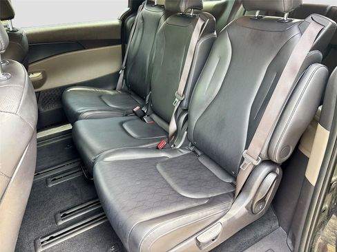 Used 2025 Kia Carnival FWD image 25