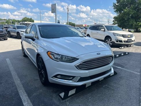 Used 2018 Ford Fusion SE w/ Equipment Group 201A FWD image 2