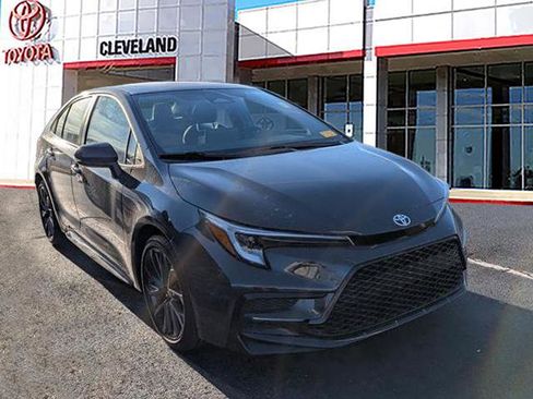 Used 2025 Toyota Corolla SE image 2