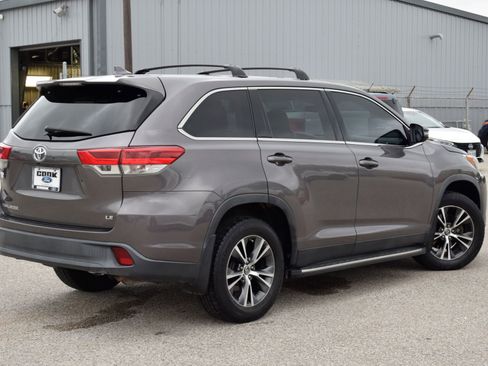 Used 2019 Toyota Highlander Plus FWD image 6