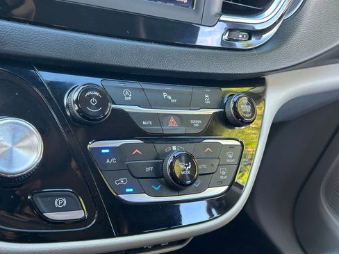 Certified 2020 Chrysler Pacifica Touring-L image 47