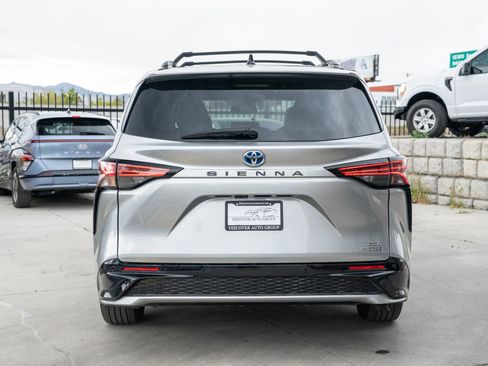 Used 2023 Toyota Sienna XSE FWD image 7