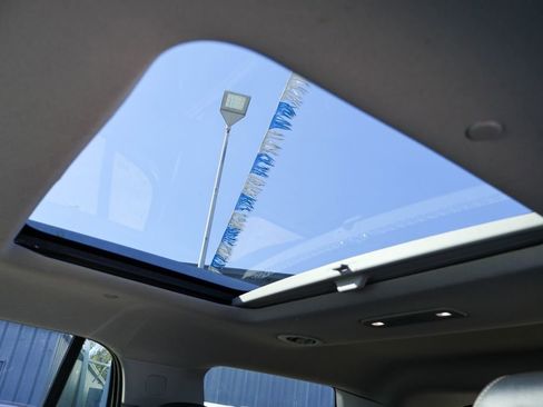 Used 2023 GMC Acadia SLT w/ Preferred Package image 12