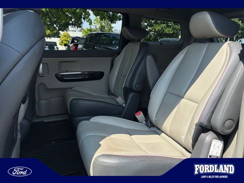 Used 2017 Kia Sedona SX FWD image 17