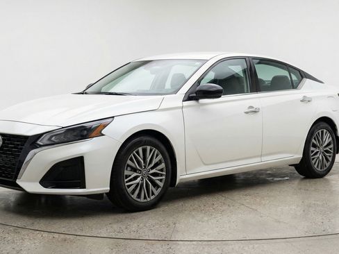 Used 2025 Nissan Altima 2.5 SV image 3