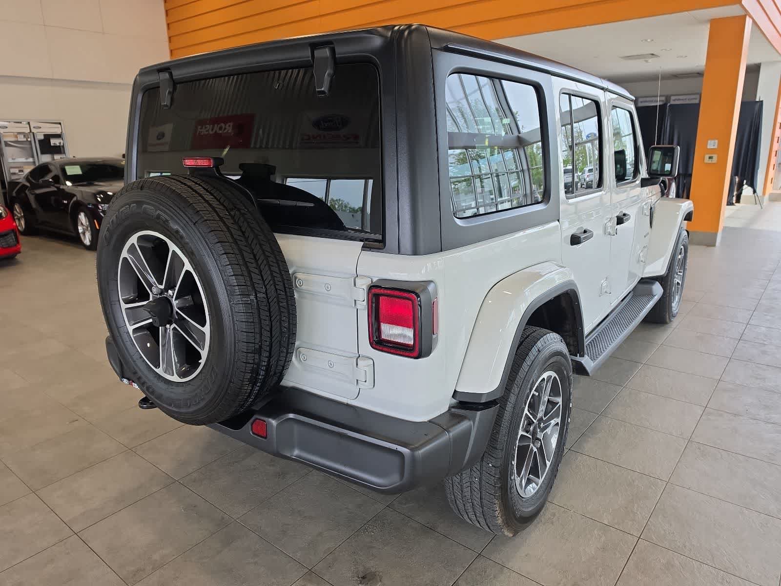 Used 2023 Jeep Wrangler Unlimited Sahara AWD/4WD image 7