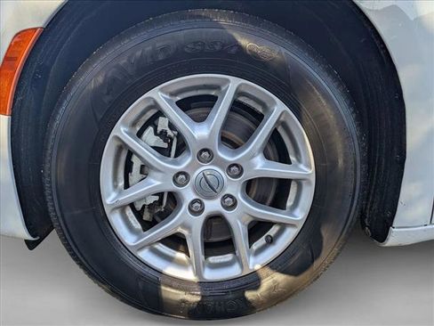 Used 2024 Chrysler Pacifica Touring-L FWD image 18