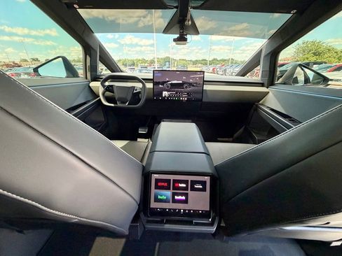 Used 2025 Tesla Cybertruck AWD Crew Cab image 18
