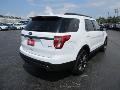 Used 2017 Ford Explorer XLT w/ Equipment Group 202A AWD/4WD image 4