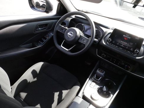 Used 2024 Nissan Rogue S AWD/4WD image 9
