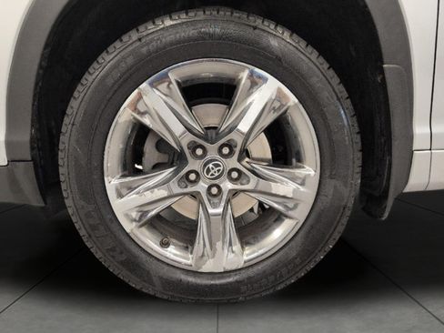 Used 2019 Toyota Highlander Limited Platinum AWD/4WD image 3
