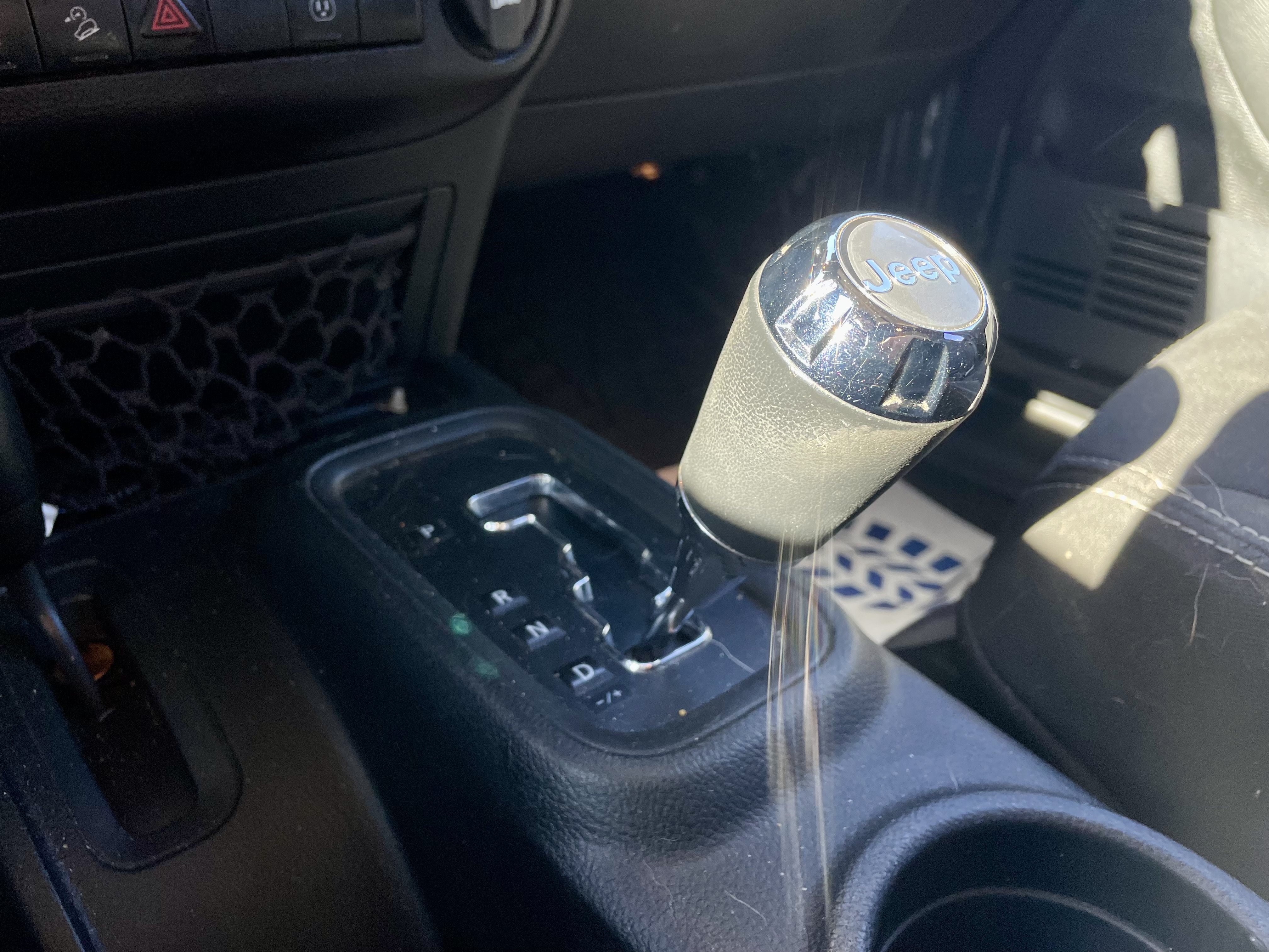 Used 2018 Jeep Wrangler Unlimited Sahara w/ Connectivity Group AWD/4WD image 18