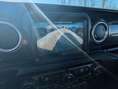 Used 2020 Jeep Wrangler Unlimited Sahara image 22