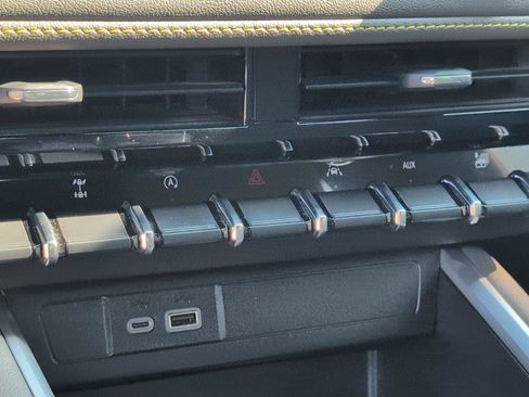 Used 2024 Chevrolet Colorado ZR2 w/ ZR2 Convenience Package III AWD/4WD image 26