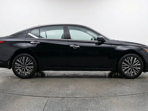 Used 2025 Nissan Altima 2.5 SV FWD image 11