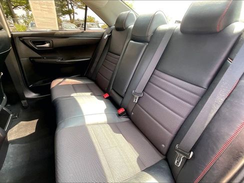 Used 2017 Toyota Camry SE w/ Moonroof Package FWD image 25