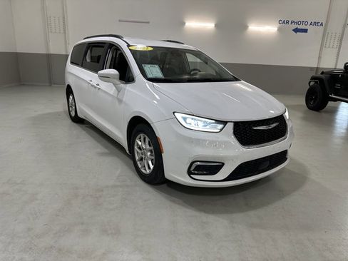 Used 2022 Chrysler Pacifica Touring-L image 4