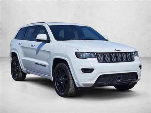 Used 2020 Jeep Grand Cherokee Altitude RWD image 3