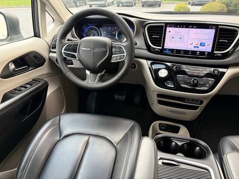 Used 2023 Chrysler Pacifica Touring-L FWD image 7