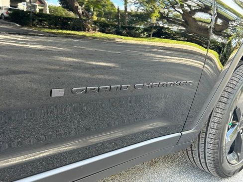 New 2025 Jeep Grand Cherokee Limited w/ Black Appearance Package image 25