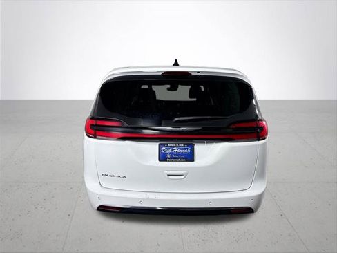 Certified 2023 Chrysler Pacifica Touring-L FWD image 8