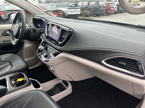 Used 2022 Chrysler Pacifica Touring-L image 27