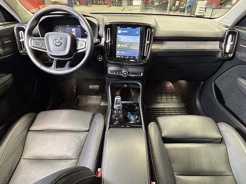 Used 2025 Volvo XC40 B5 Ultra w/ Climate Package image 27