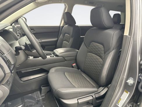 Used 2024 Nissan Pathfinder S image 11