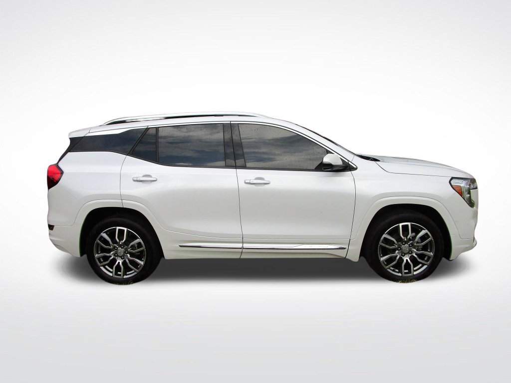 Used 2024 GMC Terrain Denali w/ Denali Premium Package AWD/4WD image 9