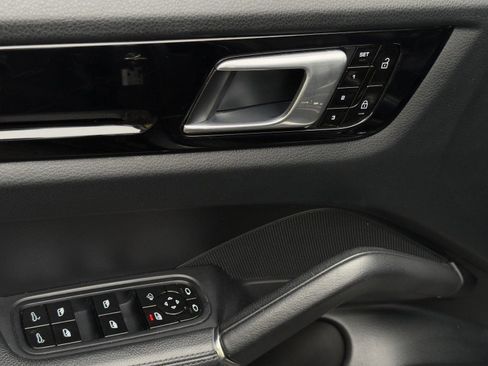 Used 2020 Porsche Cayenne image 12