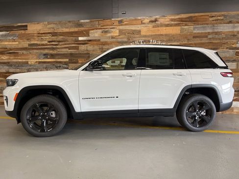 New 2025 Jeep Grand Cherokee Limited w/ Black Appearance Package image 20