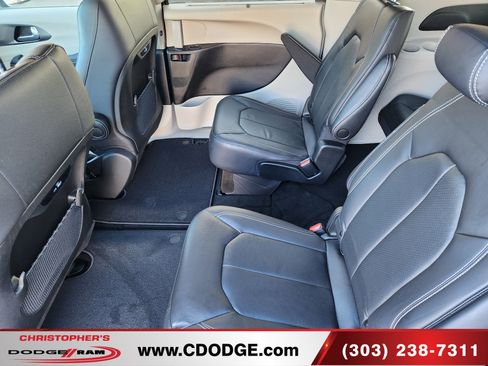 Used 2022 Chrysler Pacifica Touring-L image 11